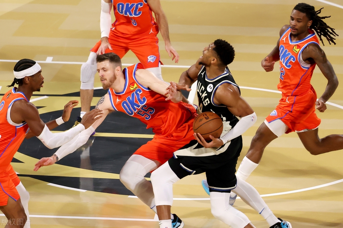 赛前体能课后，密尔沃基雄鹿扳平良机备战意大利杯，赛场秩序良好，球队文化再被提及